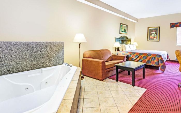 Days Inn & Suites by Wyndham Jeffersonville IN