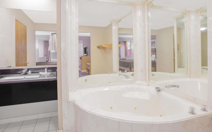 Days Inn & Suites by Wyndham Pine Bluff