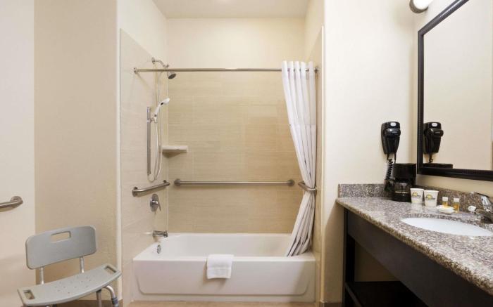 Days Inn & Suites by Wyndham Galveston West/Seawall