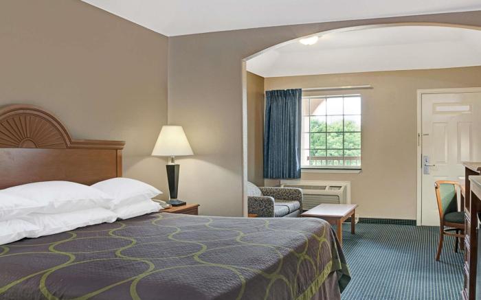 Super 8 By Wyndham Montgomery/ Lake Conroe