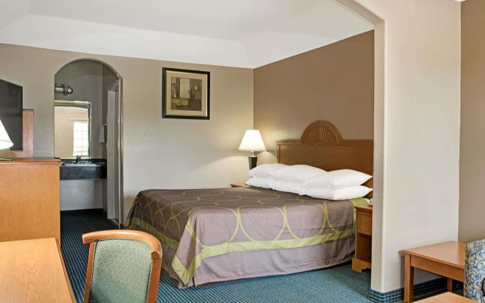 Super 8 By Wyndham Montgomery/ Lake Conroe