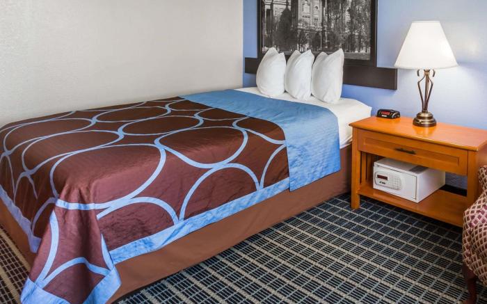Super 8 By Wyndham Iowa City/Coralville
