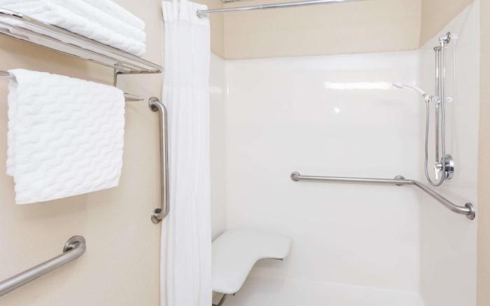 Days Inn & Suites by Wyndham Savannah North I-95