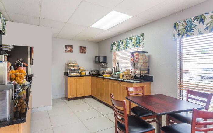 Days Inn by Wyndham Sarasota I-75