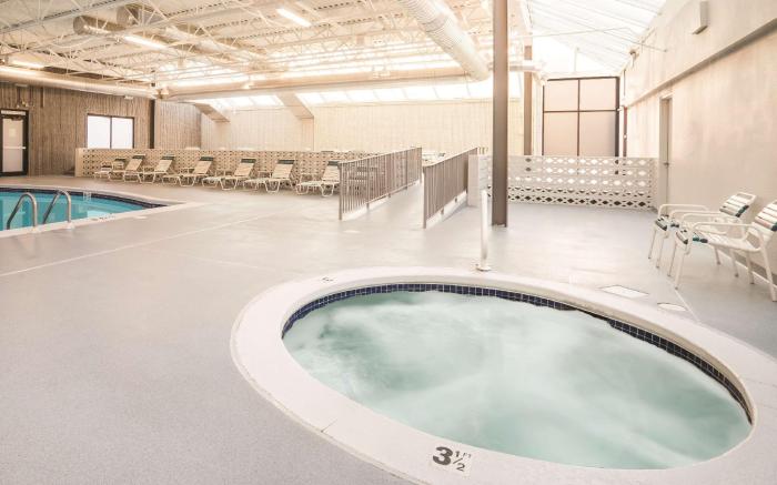 La Quinta Inn & Suites by Wyndham Clifton/Rutherford