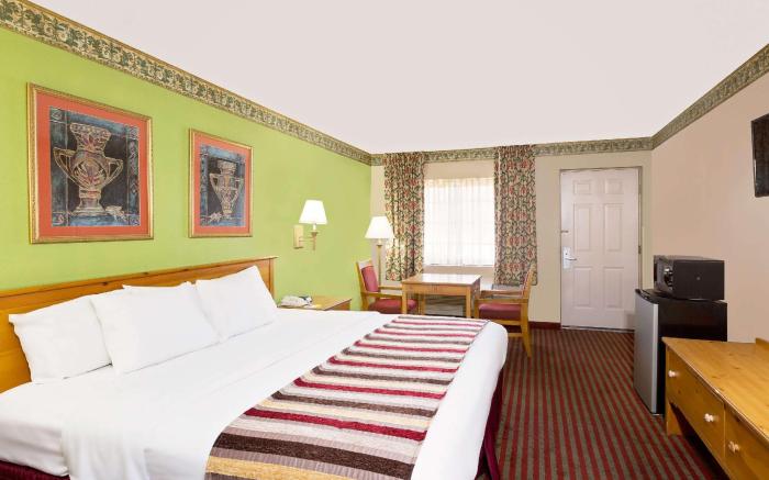 Days Inn & Suites by Wyndham Starkville