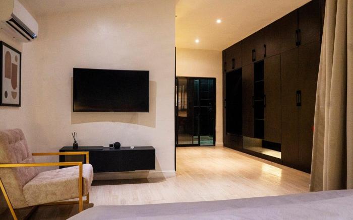 Luxury 2 Bed, apartment with in-house cinema.