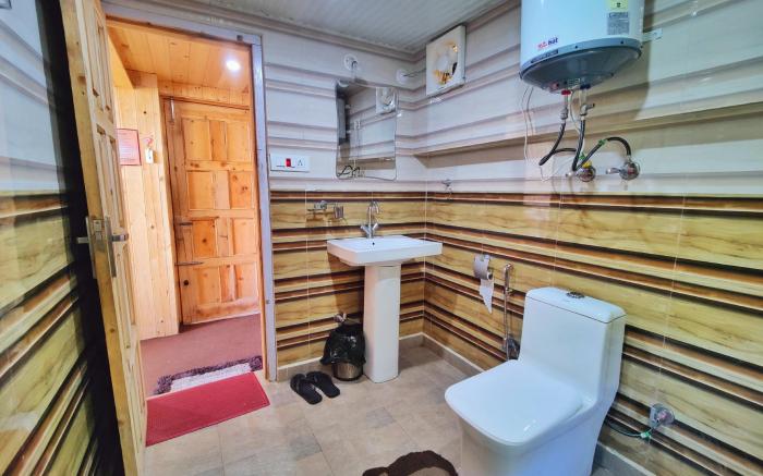 Gadegal Homestay Narkanda Room and Pahadi Cafe 