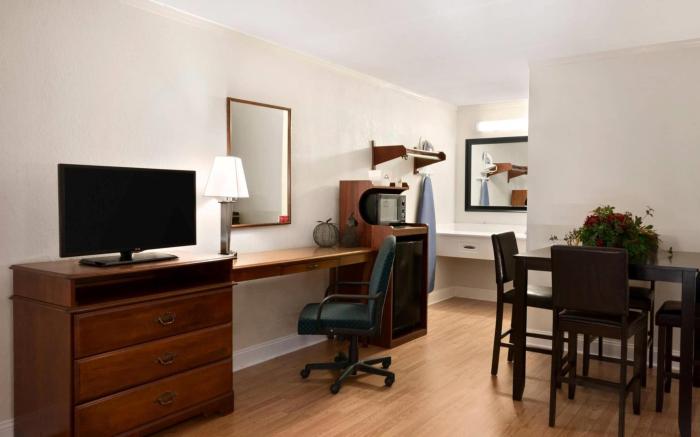 Days Inn & Suites by Wyndham Fayetteville NW Ft Bragg