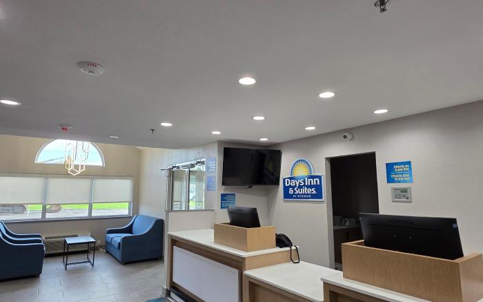 Days Inn & Suites by Wyndham Brandon Amphitheater