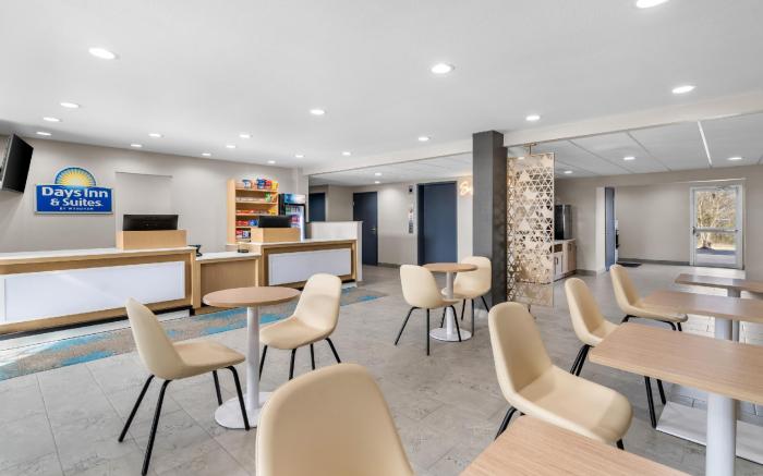 Days Inn & Suites by Wyndham Brandon Amphitheater