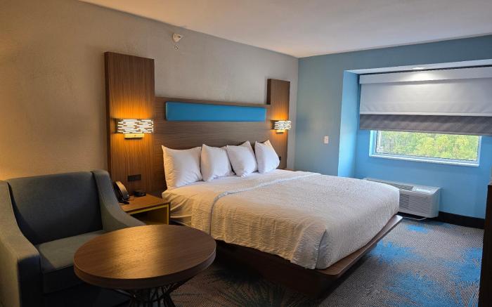 Days Inn & Suites by Wyndham Brandon Amphitheater