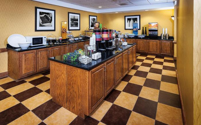 Hampton Inn and Suites Chesapeake Chesapeake Square Mall