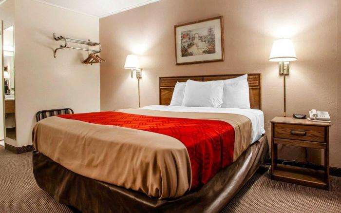 Econo Lodge Inn & Suites