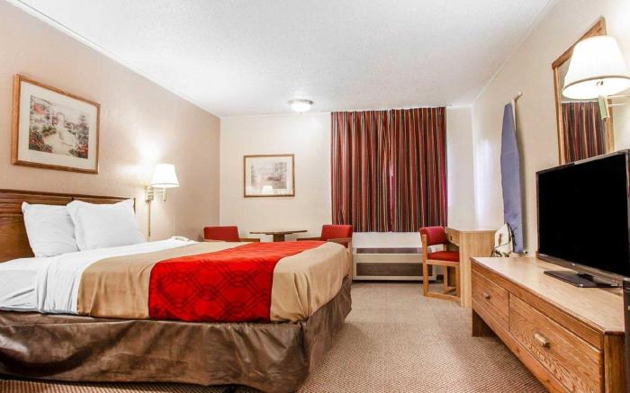 Econo Lodge Inn & Suites