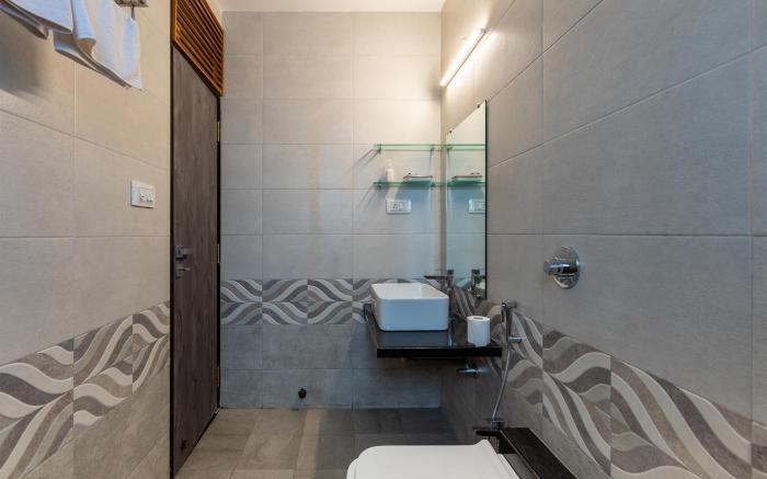 Status Villa by StayVista - Valleys view, Traditional-modern blend interiors, Private plunge pool &