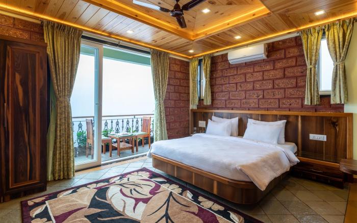 Status Villa by StayVista - Valleys view, Traditional-modern blend interiors, Private plunge pool &