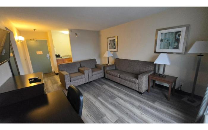 Copley Inn & Suites By OYO Akron OH
