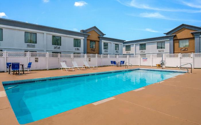 Econo Lodge Inn & Suites