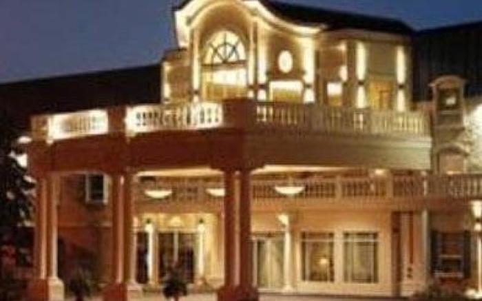 Chateau Louis Hotel & Conference Centre