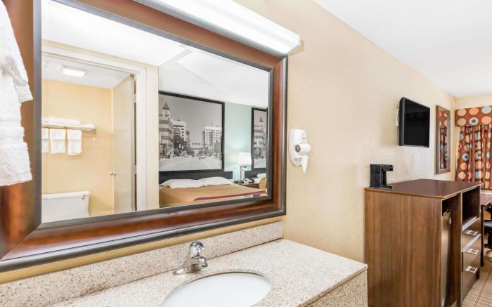 Super 8 By Wyndham Wichita Airport