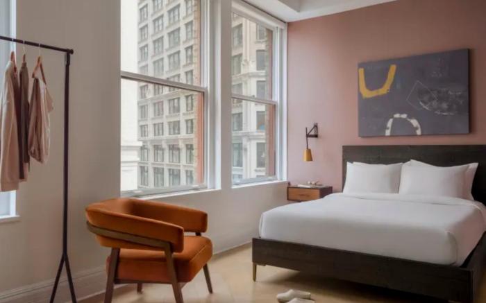 Flatiron Hotel, Sonder