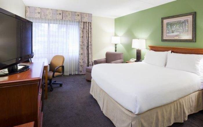 Holiday Inn & Suites St. Cloud