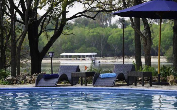 Azambezi River Lodge