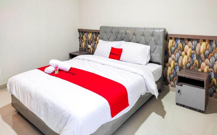 RedDoorz Syariah near GOR Satria Area