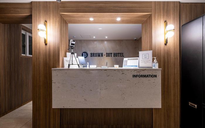 brown-dot hotel