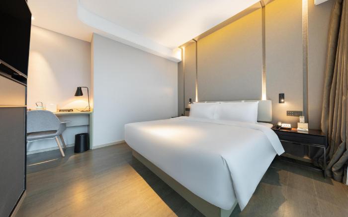 Atour Hotel Ningbo Sanjiangkou Bund Bookstore