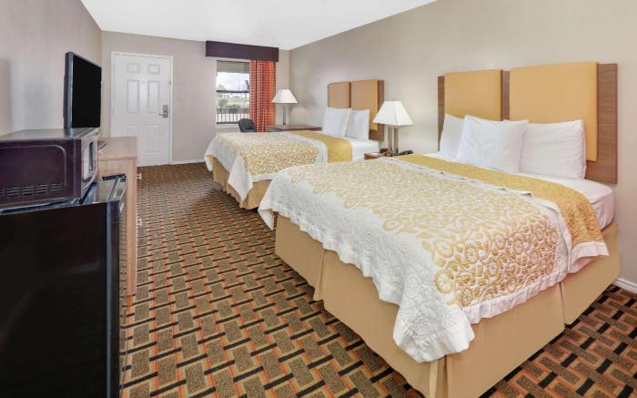 Days Inn & Suites by Wyndham Huntsville