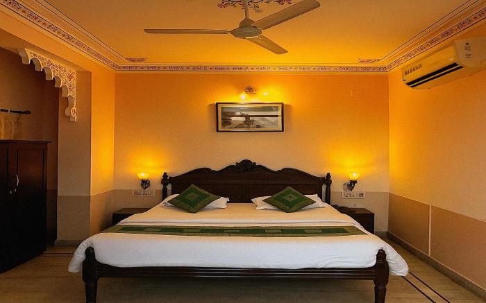 Thamla Haveli - Heritage Lake View Hotel