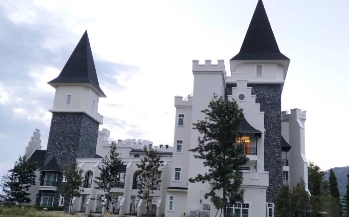 The Castell Khaokho by Apple&Win