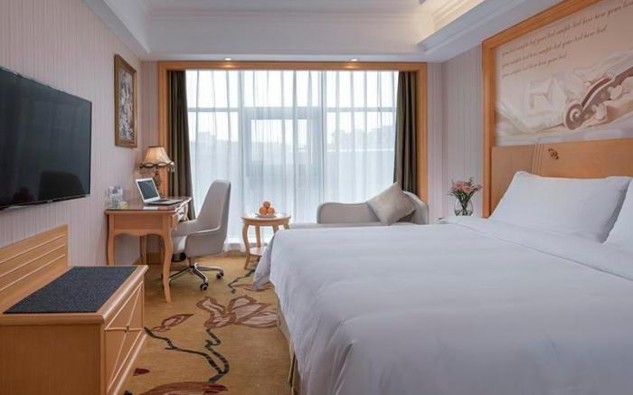 Vienna Hotel Shenzhen Qinghu Metro Station