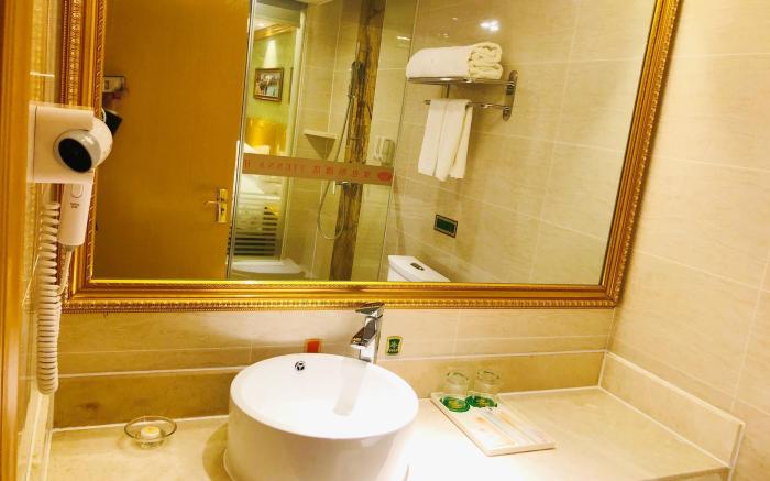 Vienna Hotel Guangxi Lingshan Liufengshan Pedestrian Street