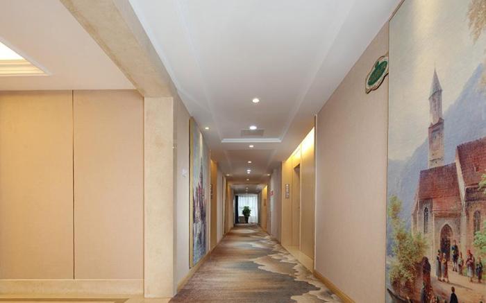 Vienna Hotel Chengdu Xinjin Old Pier Liujianian Metro Station