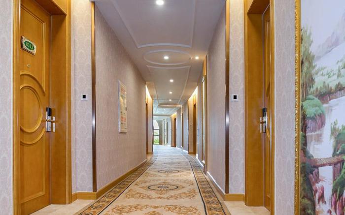 Vienna Hotel Guangdong Heyuan Shili East Bank High-Speed Railway Station