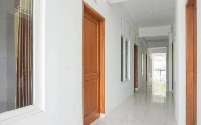 RedDoorz Plus near Taman Rekreasi Selecta 2
