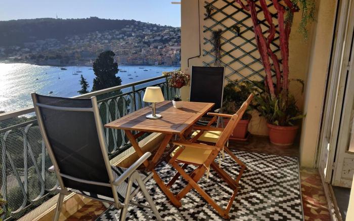 Vintage flat on Villefranche bay Free car-park