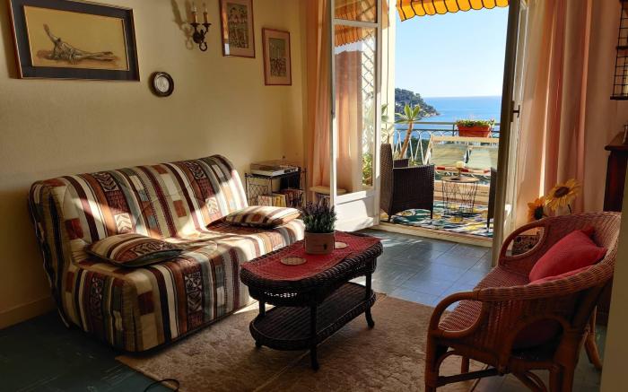 Vintage flat on Villefranche bay Free car-park