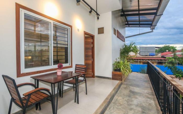 One Bedroom Apt with private kitchen, living room