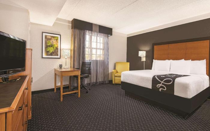 Super 8 by Wyndham The Woodlands North