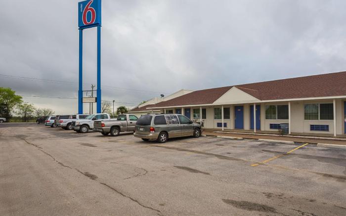 Motel 6 Madisonville, TX