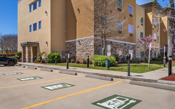 Best Western Plus Lake Jackson Inn and Suites