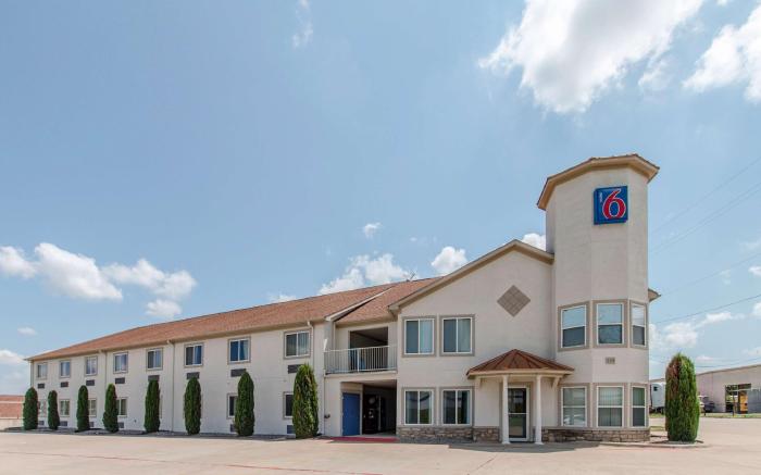Motel 6 Hutchins, TX