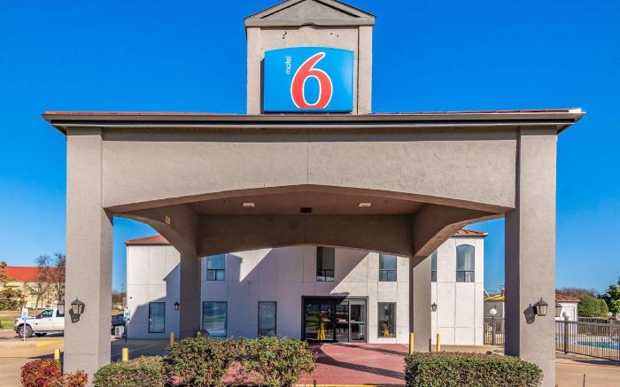 Motel 6 Ennis, TX