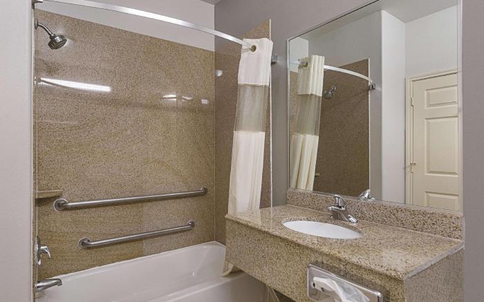 La Quinta Inn & Suites by Wyndham Deer Park