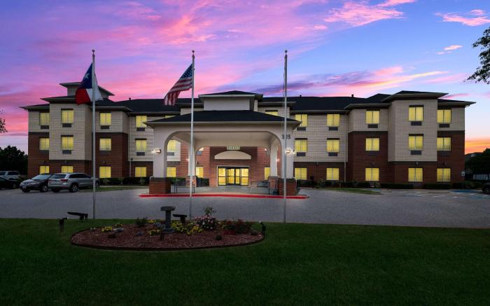 Best Western Plus Lake Dallas Inn and Suites