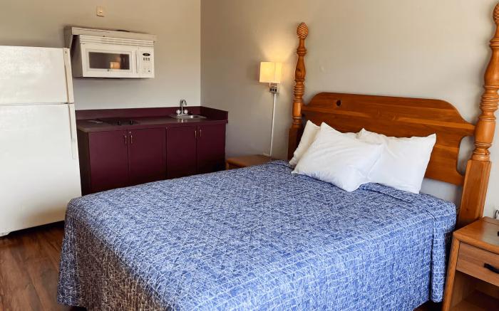 Days Inn & Suites by Wyndham Williamsburg IA North